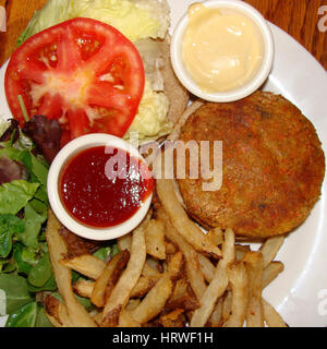 Veggie-Burger und Pommes frites Stockfoto
