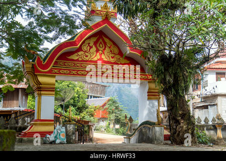 Dekorative Tor zu einem buddhistischen Tempel Wat, Vang Vieng, Provinz Vientiane, Laos Stockfoto