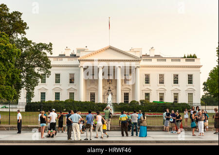 Touristen stehen vor dem weißen Haus in Washington, D.C., USA. Stockfoto