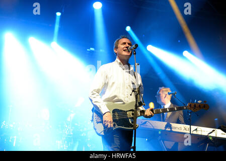 BARCELONA - 27 Mai: Orchestral Manoeuvres in the Dark, auch bekannt als OMD (band) im Konzert im Primavera Sound Festival 2015, ATP-Bühne, am 27. Mai 2 Stockfoto