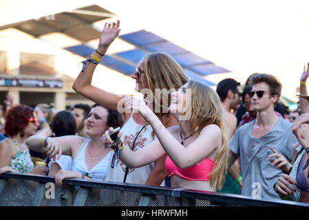 BARCELONA - 20 JUN: Menschen in einem Konzert am Sonar Festival am 20. Juni 2015 in Barcelona, Spanien. Stockfoto