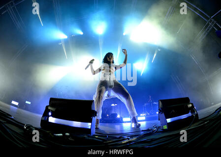 BARCELONA - 20 JUN: FKA Zweige (Band) in Konzert am Sonar Festival am 20. Juni 2015 in Barcelona, Spanien. Stockfoto