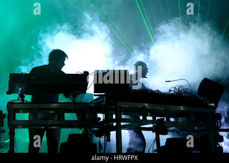 BARCELONA - 20 JUN: The Chemical Brothers (elektronische Tanz-Musik-Band) live-Musikauftritt beim Sonar Festival am 20. Juni 2015 in Barcelona, Spanien. Stockfoto