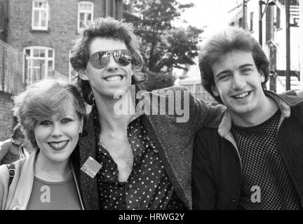 Bob Geldof, Lead-Sänger der irischen Rockband die Boomtown Rats, posiert mit zwei Fans vor einem Auftritt in Hammersmith, London ca. 1978. Stockfoto