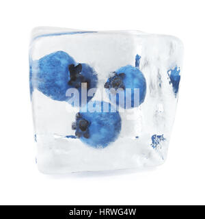 Heidelbeeren in Eiswürfel, Eiswürfel, frozen isoliert einzelne Eiswürfel auf weißem Hintergrund, 3D-Rendering Stockfoto