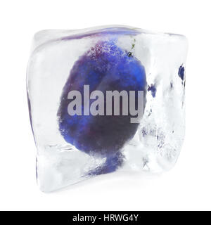 Pflaume in Eiswürfel, Eiswürfel, frozen isoliert einzelne Eiswürfel auf weißem Hintergrund, 3D-Rendering Stockfoto