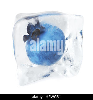 Heidelbeere in Eiswürfel, Eiswürfel, frozen isoliert einzelne Eiswürfel auf weißem Hintergrund, 3D-Rendering Stockfoto