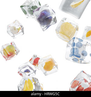 Früchte in Eiswürfel eingefroren, Eiswürfel im Vordergrund anzeigen, einzelne Eiswürfel isoliert auf weißem Hintergrund, 3D-Rendering Stockfoto