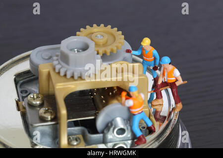 Selektiven Fokus Miniatur-Ingenieur und Arbeitskraft zu festen und Reparatur Spieluhr für betriebswirtschaftlichen Hintergrund. Stockfoto