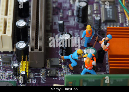 Selektiven Fokus Miniatur-Ingenieur und Arbeitskraft fixiert und Mainboard Computer für betriebswirtschaftlichen Hintergrund. Stockfoto