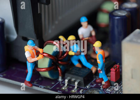 Selektiven Fokus von Miniatur-Ingenieur und Arbeitskraft behoben Problem und Maintenane Mainboard-Computer. Stockfoto