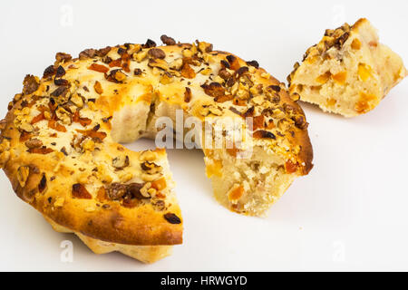 Quark-Kuchen mit Nüssen und getrockneten Aprikosen auf weißem Hintergrund. Studio Photo Stockfoto