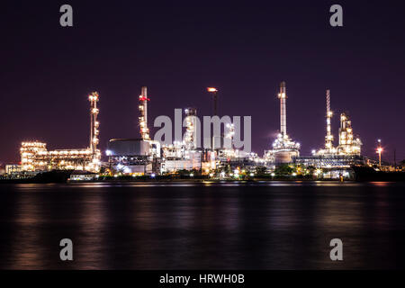 Öl-Raffinerie-Industrie-Anlage in der Nacht. Stockfoto