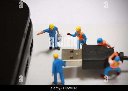 Selektiven Fokus Miniatur Ingenieur und Arbeitskraft Plugin USB-Anschluss für Computer und für Business-Hintergrund zu verwenden. Stockfoto
