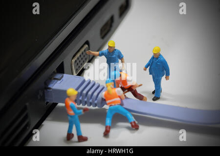 Selektiven Fokus Miniatur-Techniker und Arbeiter installieren Lan-Kabel, Computer und für Business-Hintergrund zu verwenden. Stockfoto