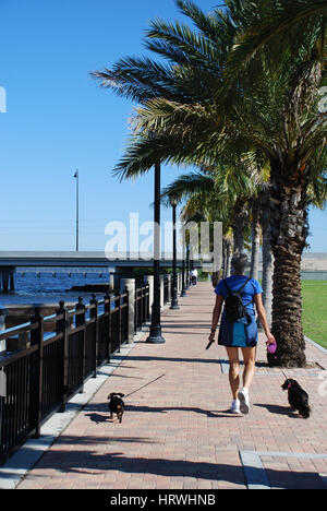 Bewohner ein Spaziergang vom Hafen in Punta Gorda, Fl Stockfoto