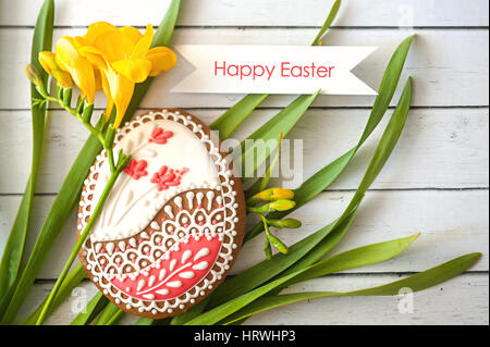 Frühling Grass Hintergrund. Rasen Sie über Holz. Natur-Hintergrund mit Gras- und Holz Stockfoto