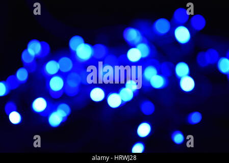 Blau und weiß Bokeh Lichter Hintergrund unscharf. Stockfoto