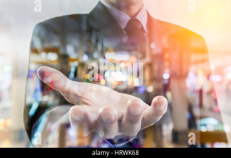 Doppelbelichtung Business-Mann und die Stadt auf seinem körperlich. Stockfoto