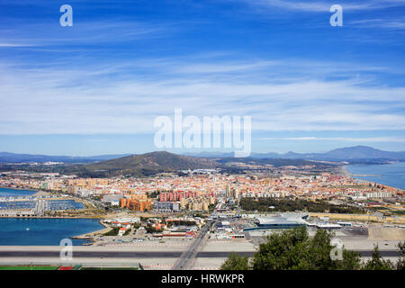 La Linea De La Concepcion Küstenstadt in der Cadiz Provinz, Andalusien, Spanien, Gibraltar und Landebahn, Süden der iberischen Halbinsel Stockfoto