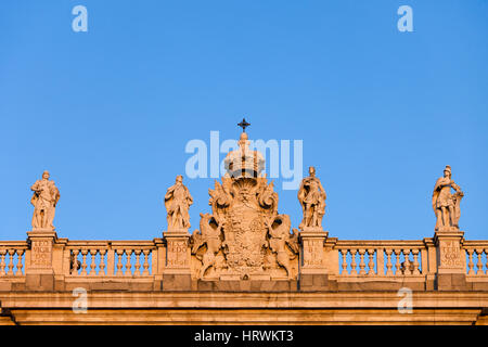 Wappen von Spanien auf den Königspalast von Madrid, Statuen von Reccared II und später II westgotischen Könige Stockfoto