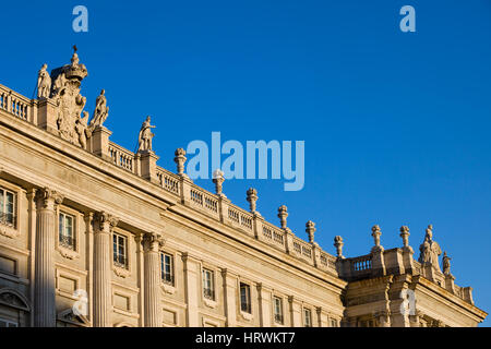 Königspalast in Madrid, Spanien, architektonische Details, auf dem Dach Balustrade mit Kreuzblumen und Statuen, ionische Säulen auf klassische Fassade Stockfoto