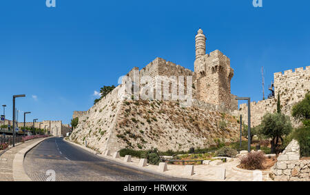 Turm von David und Jerusalem Zitadelle unter blauem Himmel (Panorama). Stockfoto