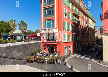 Nizza, Frankreich - 26. März 2016: Ungewöhnliche rote Gebäude und Außenrestaurant am Place Massena in Nizza - fünftgrößte, zweitgrößte Stadt Frankreichs Stockfoto