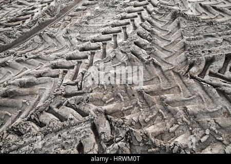 Traktor Reifen Spuren Muster auf nassem grau Boden, abstrakte Transport Hintergrundfoto Stockfoto