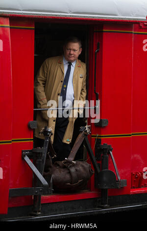 Ein re-Enactor in vintage Royal Mail einheitliche wartet auf Abfahrt auf einer Demonstration der Reisen Postamt, TPO, an der Great Central Railway Stockfoto