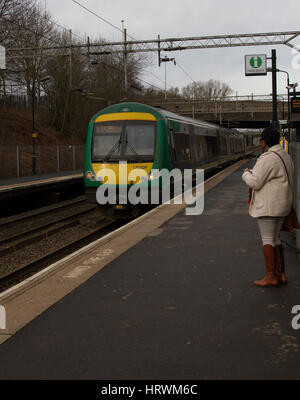 Zähmen Sie Bridge Parkway Station Zug Bahnhof vor den Toren Birmingham betrieben von London Midland ein Passagier wartet mit dem Zug anreisen. Stockfoto