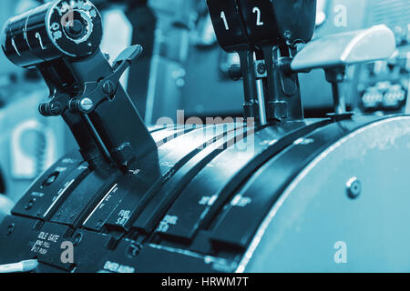 AIRPLAN Steuerknüppel in Seite pilot Cockpit. Motor-Hebel im Cockpit eines Flugzeugs. Mittelkonsole und Drosselungen im Flugzeug Stockfoto