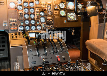 AIRPLAN Steuerknüppel in Seite pilot Cockpit. Motor-Hebel im Cockpit eines Flugzeugs. Mittelkonsole und Drosselungen im Flugzeug Stockfoto