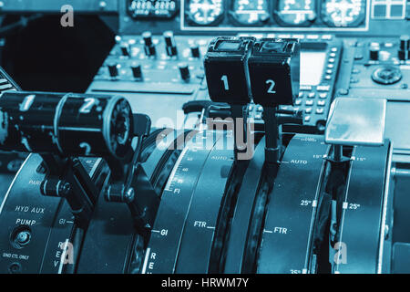 AIRPLAN Steuerknüppel in Seite pilot Cockpit. Motor-Hebel im Cockpit eines Flugzeugs. Mittelkonsole und Drosselungen im Flugzeug Stockfoto