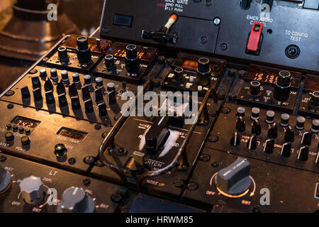 Low Light aus einem Flugzeug Kontrolle Cockpit in den dunklen Jahrgang Detail auf das Interieur cockpit Stockfoto