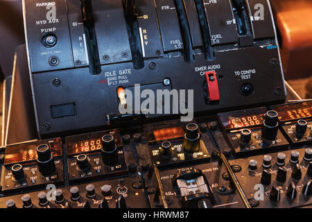 Wenig Licht aus einem Flugzeug control Cockpit im Dunkeln vintage, Detail im Innenraum Cockpit Stockfoto