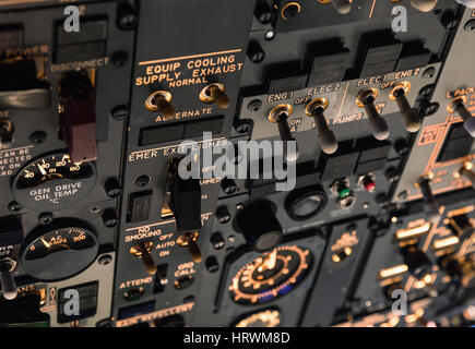 Detailansicht der oberen Reihe von Schaltern in ein großes Verkehrsflugzeug. Selektiven Fokus. Low Light aus einem Flugzeug Kontrolle Cockpit in den dunklen Jahrgang Detail auf Stockfoto