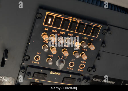 Detailansicht der oberen Reihe von Schaltern in ein großes Verkehrsflugzeug. Selektiven Fokus. Low Light aus einem Flugzeug Kontrolle Cockpit in den dunklen Jahrgang Detail auf Stockfoto