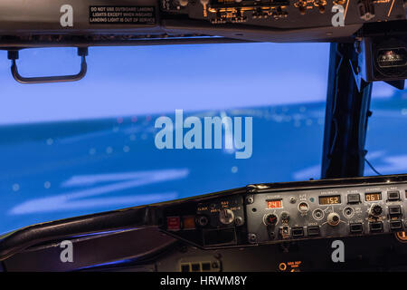 Blick auf das Armaturenbrett leuchtet Cockpit eines großen Verkehrsflugzeugs. Beleuchtete Armaturenbrett panel im Flugzeug-Cockpit Low Light aus einem Flugzeug Control Cockpit ich Stockfoto