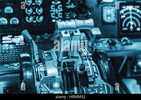 AIRPLAN Steuerknüppel in Seite pilot Cockpit. Motor-Hebel im Cockpit eines Flugzeugs. Mittelkonsole und Drosselungen im Flugzeug Stockfoto