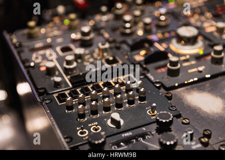 Flugzeug-Cockpit-Ansicht. Blick auf das Armaturenbrett leuchtet Cockpit eines großen Verkehrsflugzeugs. Stockfoto