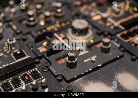 Flugzeug-Cockpit-Ansicht. Blick auf das Armaturenbrett leuchtet Cockpit eines großen Verkehrsflugzeugs. Stockfoto