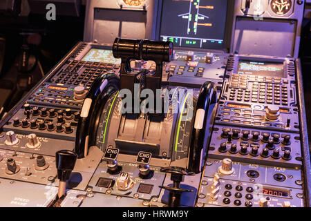 AIRPLAN Steuerknüppel in Seite pilot Cockpit. Motor-Hebel im Cockpit eines Flugzeugs. Mittelkonsole und Drosselungen im Flugzeug Stockfoto