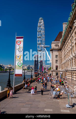 Das London Eye von Westminster Bridge mit Komitatshaus auf der rechten Seite. Stockfoto