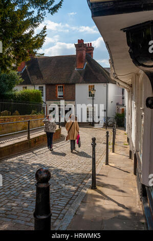 Zwei Menschen zu Fuß entlang der Mill Lane in Guildford. Eine ruhige Straße in der Nähe der High Street. Stockfoto