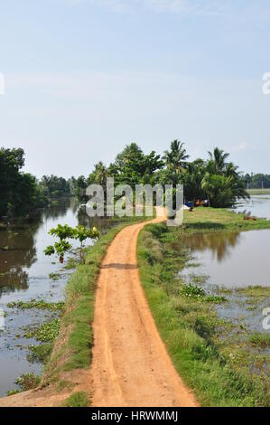 Dorfleben rund um den schönen See, schöne Dorfstraße, beide Seiten See, Kerala, indien (Photo Copyright © by Saji Maramon) Stockfoto