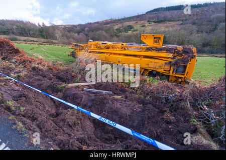 Eine große 8 Rad Mobilkran auf seiner Seite in einem Feld nach einer Landstraße in der Nähe von Inverkip, Inverclyde herunterfallen. Stockfoto