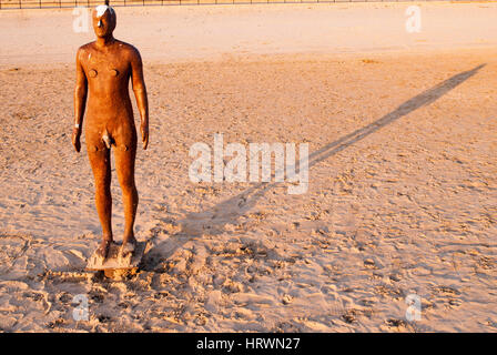 Eisen-Mann-Statue. Crosby Strand Liverpool Merseysude Antony Gormley woanders Stockfoto