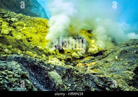 Dämpfe steigen aus den Fumarolen Mount Ijen Vulkans in Ost-Java, Indonesien. Stockfoto