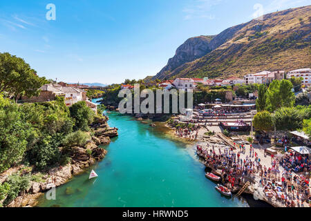 MOSTAR, Bosnien und Herzegowina - 23 SEPTEMBER: Blick auf Strand, wo Leute kommen, um am 23. September 2016 in den meisten der professionellen red Bull Taucheruhr Stockfoto